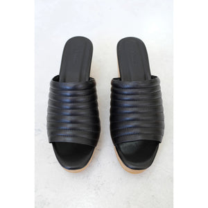 open toe ribbed clog in black