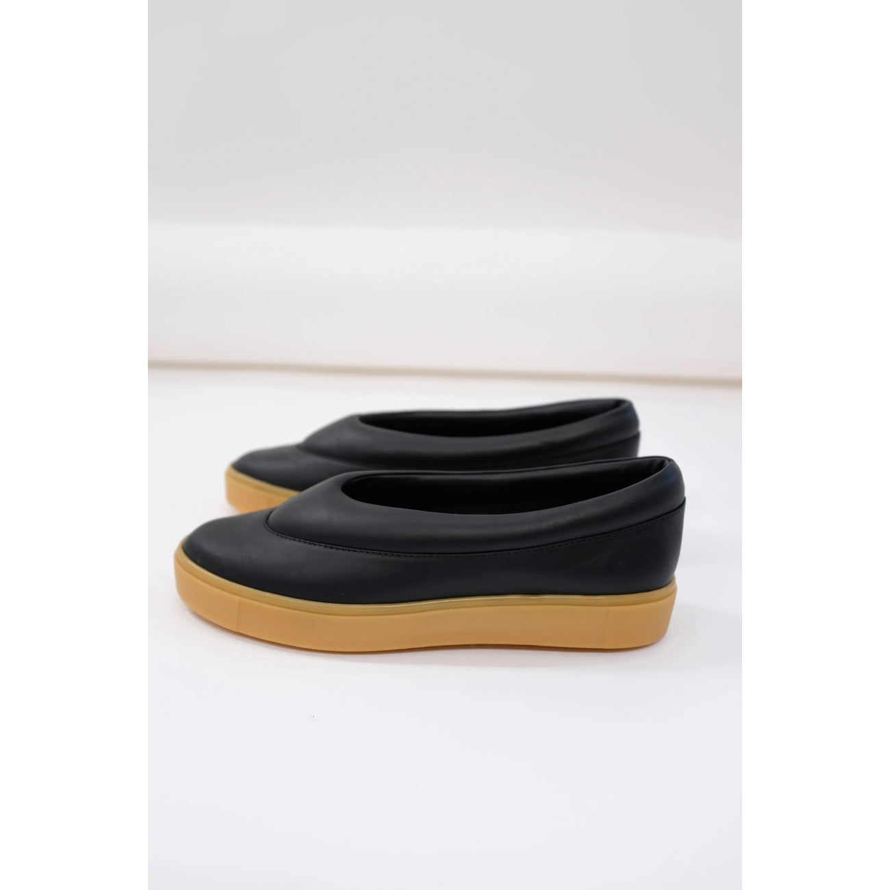 margo sneaker in black