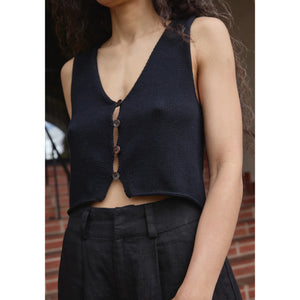 clio vest in black
