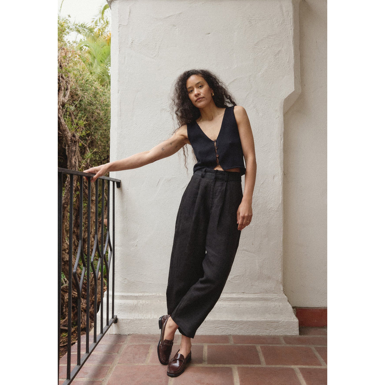 clio vest in black