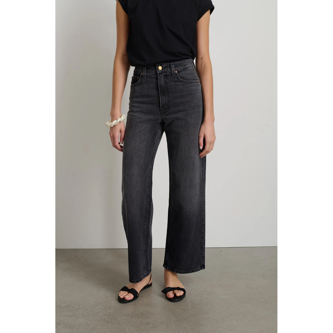 elissa jean in stil black