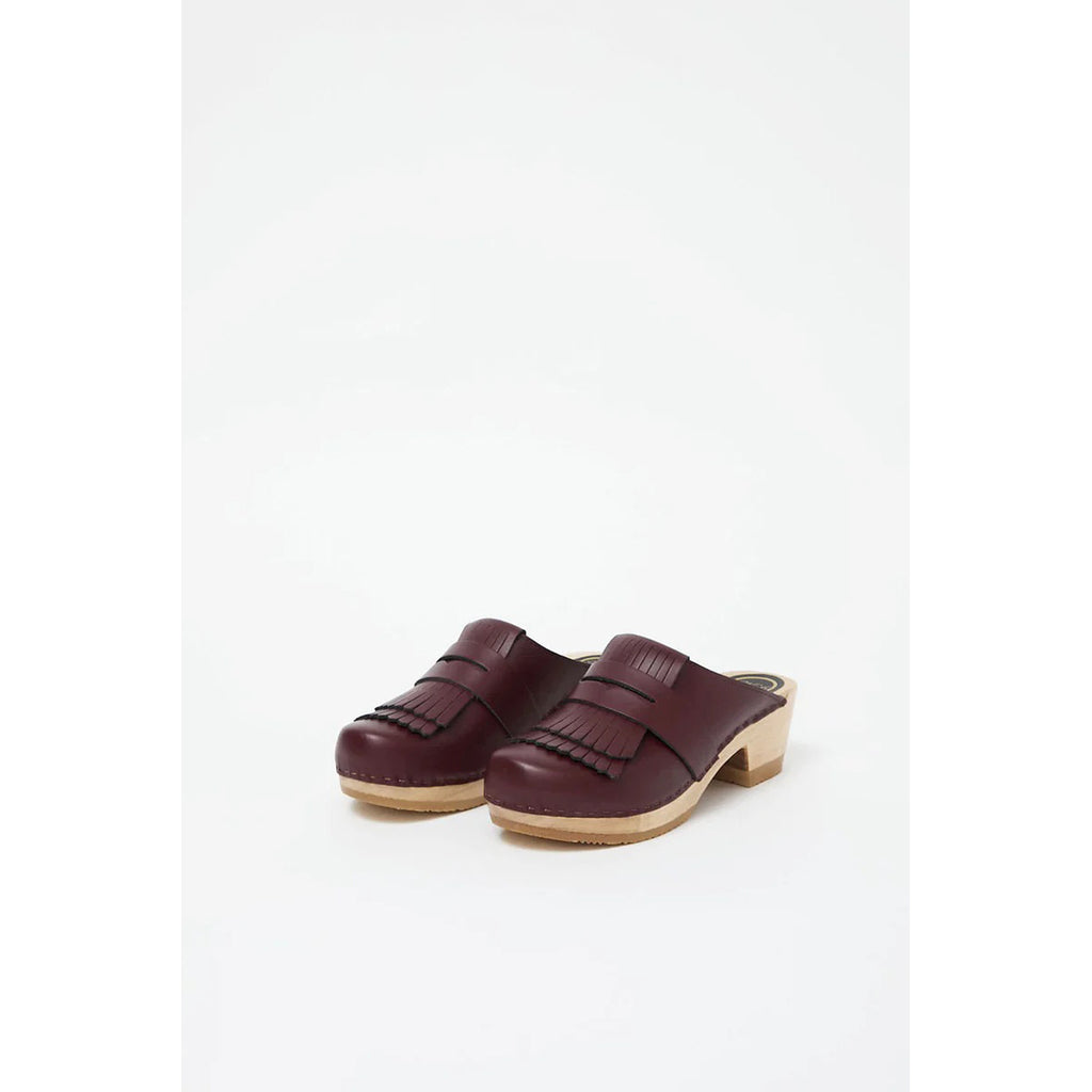 kiltie clog in maroon