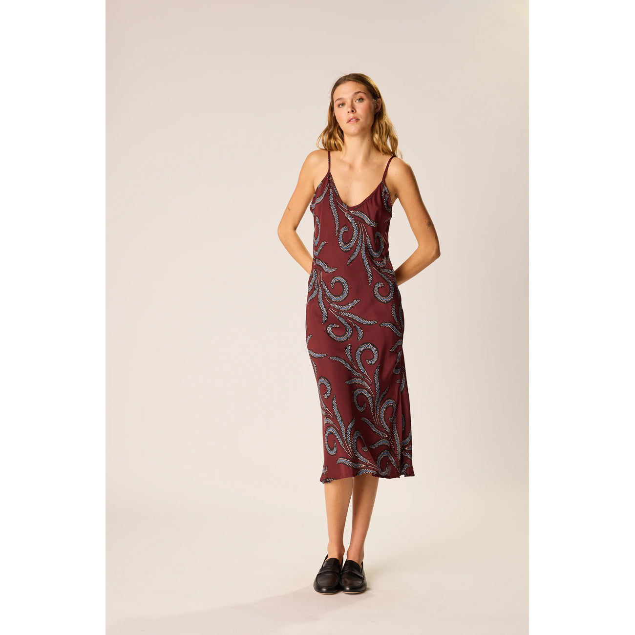leandra dress in feather bordeaux