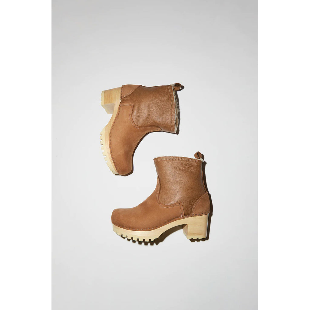 shearling clog boot on mid tread in honey aviator