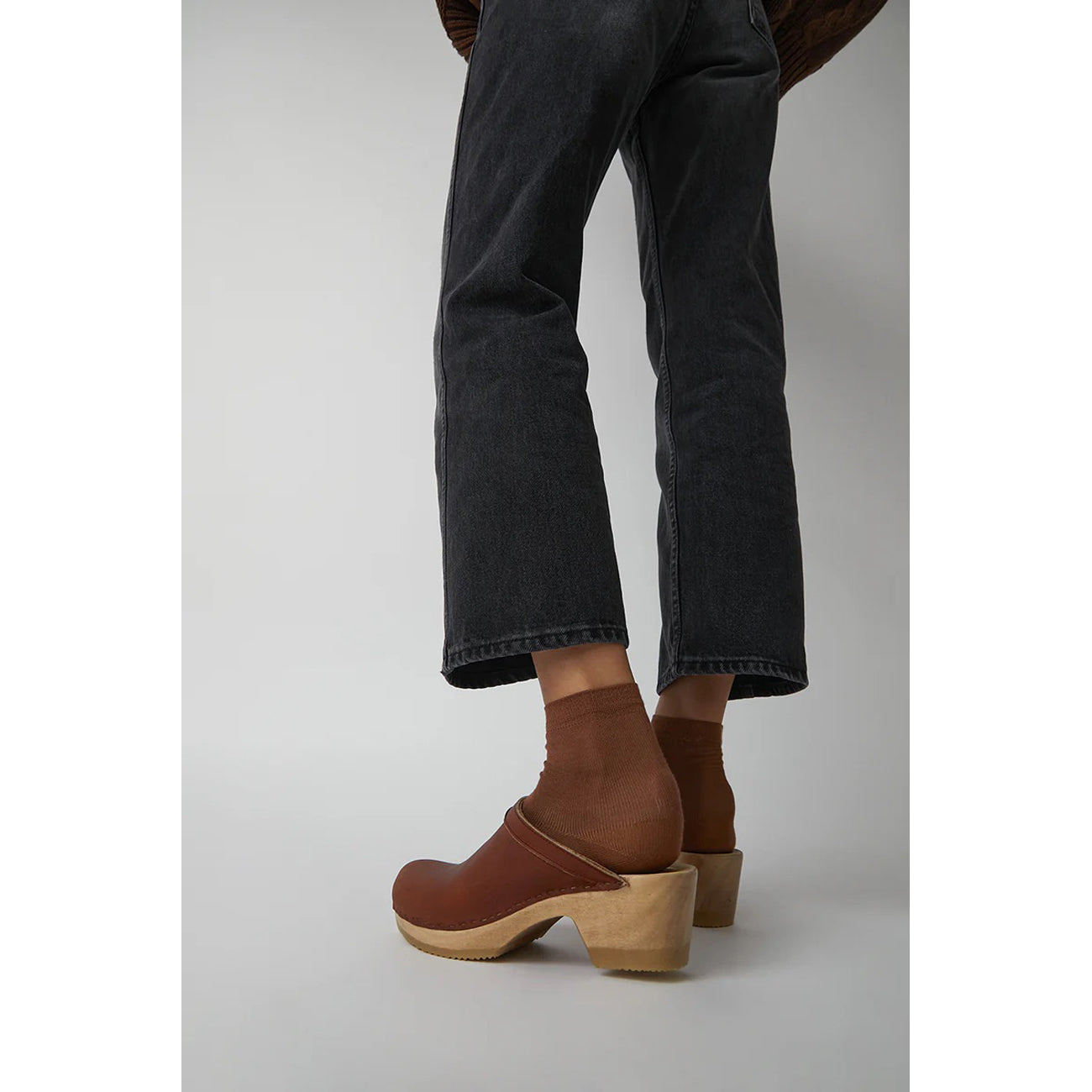 old school mid heel clog in bourbon