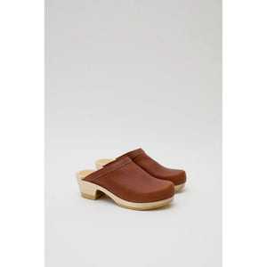 old school mid heel clog in bourbon