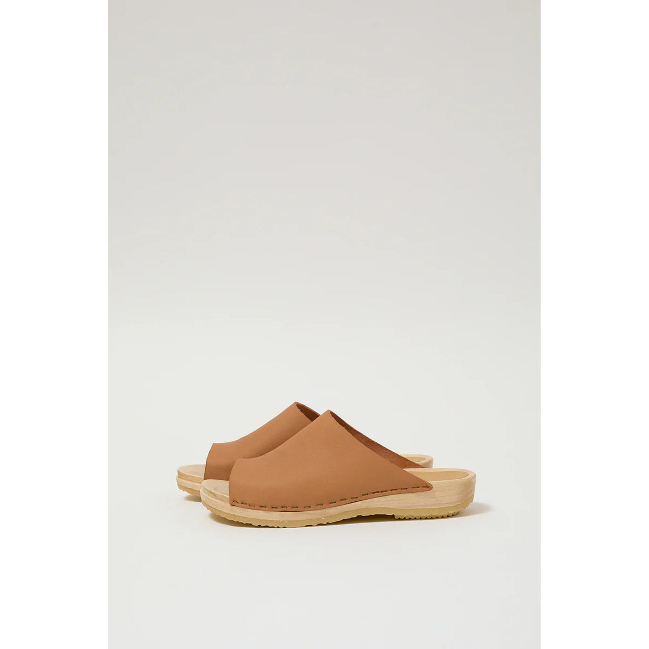mono clog on flat base in desert