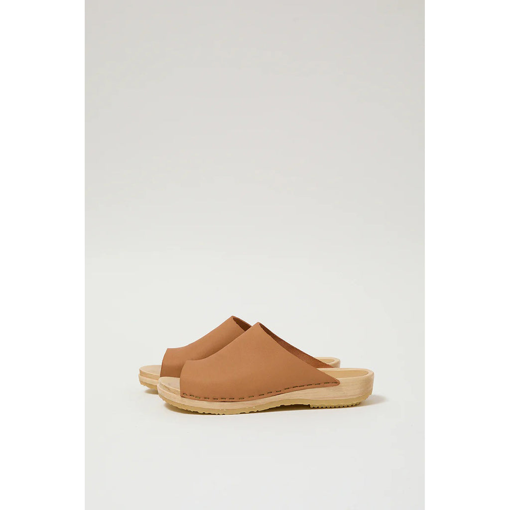 mono clog on flat base in desert