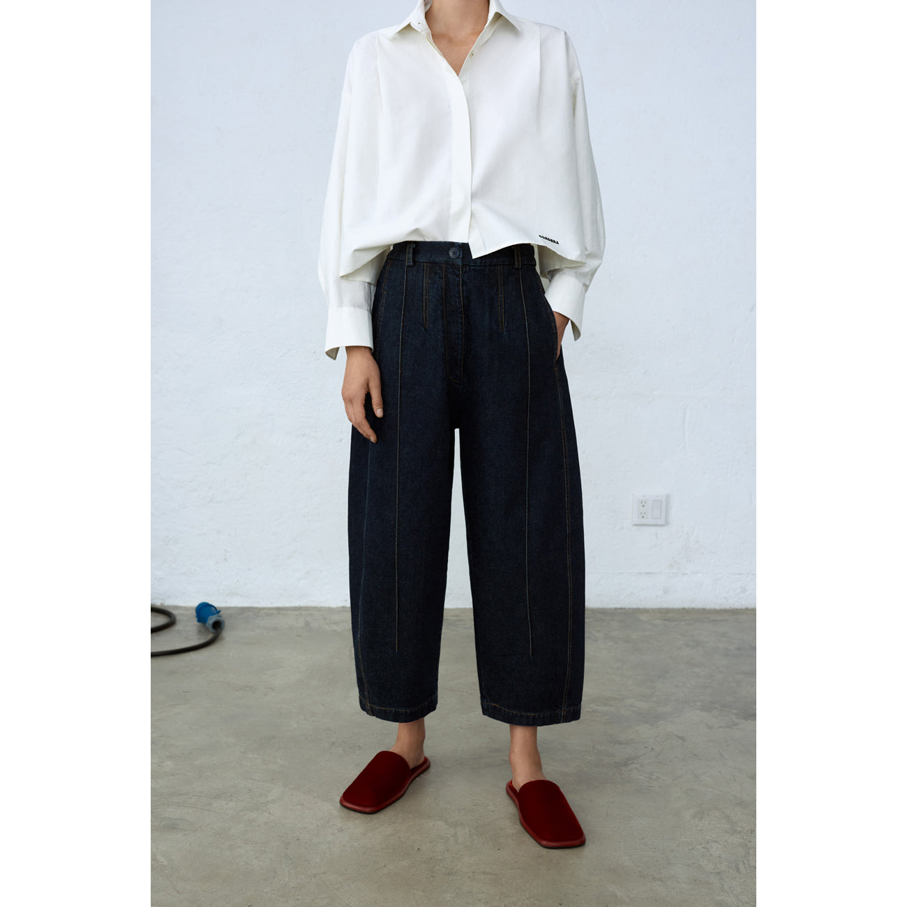 seam curved denim pants