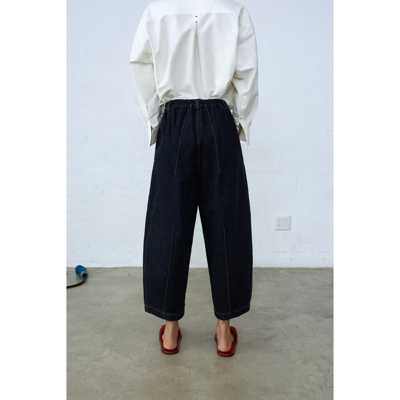 seam curved denim pants