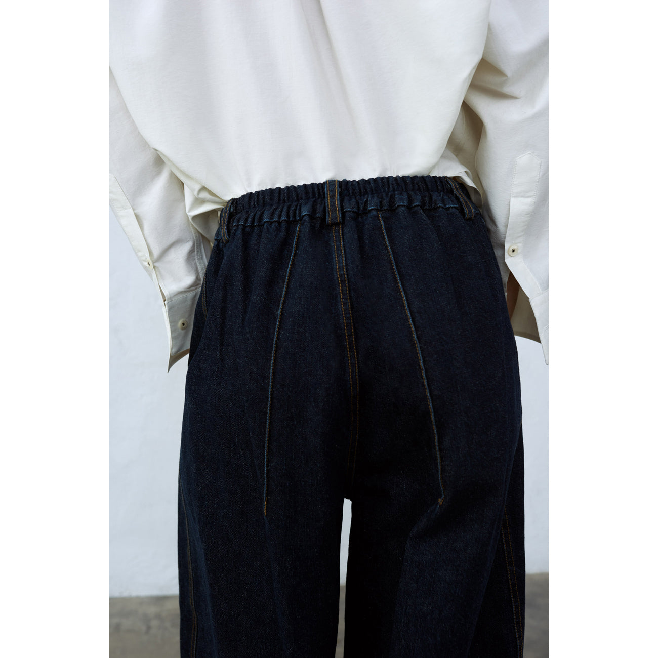 seam curved denim pants