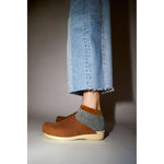 contour clog on flat base in tobacco