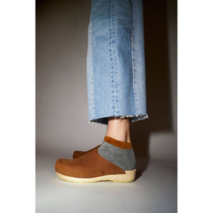 contour clog on flat base in tobacco