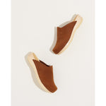 contour clog on flat base in tobacco