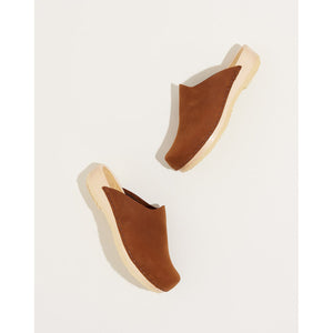 contour clog on flat base in tobacco