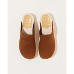contour clog on flat base in tobacco