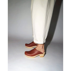 old school mid heel clog in bourbon