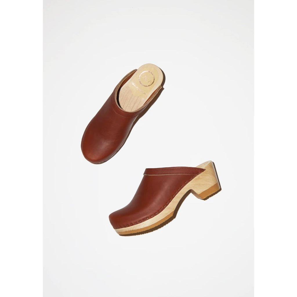 old school mid heel clog in bourbon